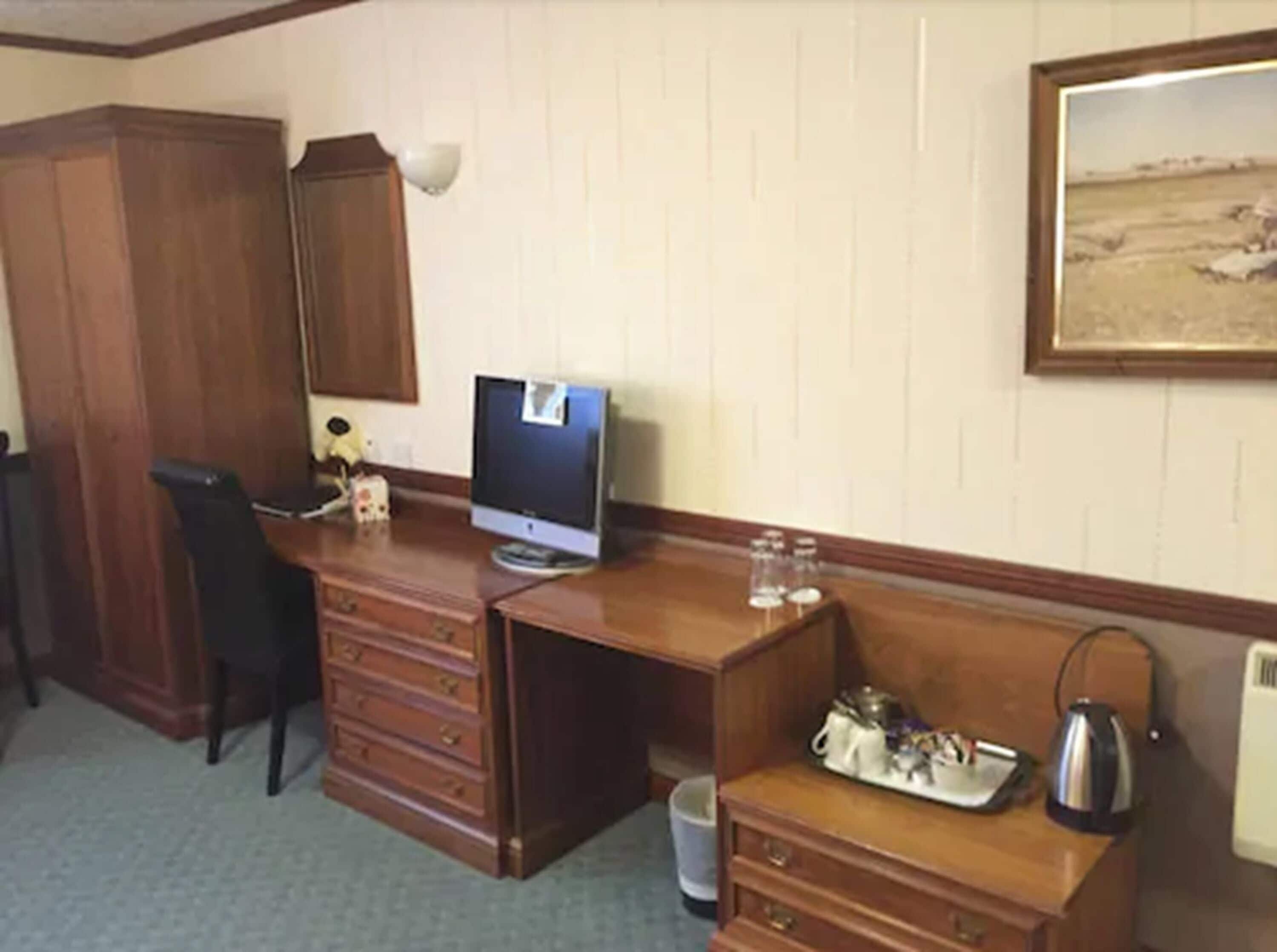 single room | in-room business centre