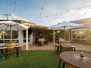 Outdoor dining - Ibis Styles Orange (Orange)