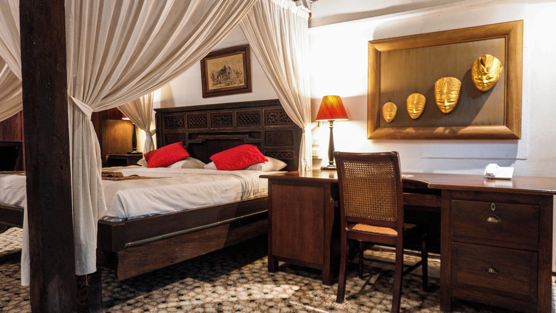 Ein Hotelzimmer mit einem Bett, einem Schreibtisch, einem Stuhl und einem Wandbild.