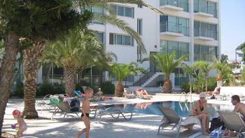 2 albercas al aire libre, sombrillas en la alberca y camastros