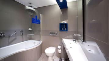 Habitación ejecutiva | Baño | Secador de pelo, toallas, jabón y champú