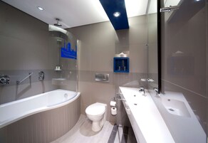 Habitación ejecutiva | Baño | Secador de pelo, toallas, jabón y champú