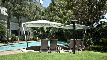 Una piscina al aire libre