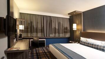 Camera Standard | Una cassaforte in camera, una scrivania, postazione laptop