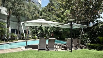 Una piscina al aire libre