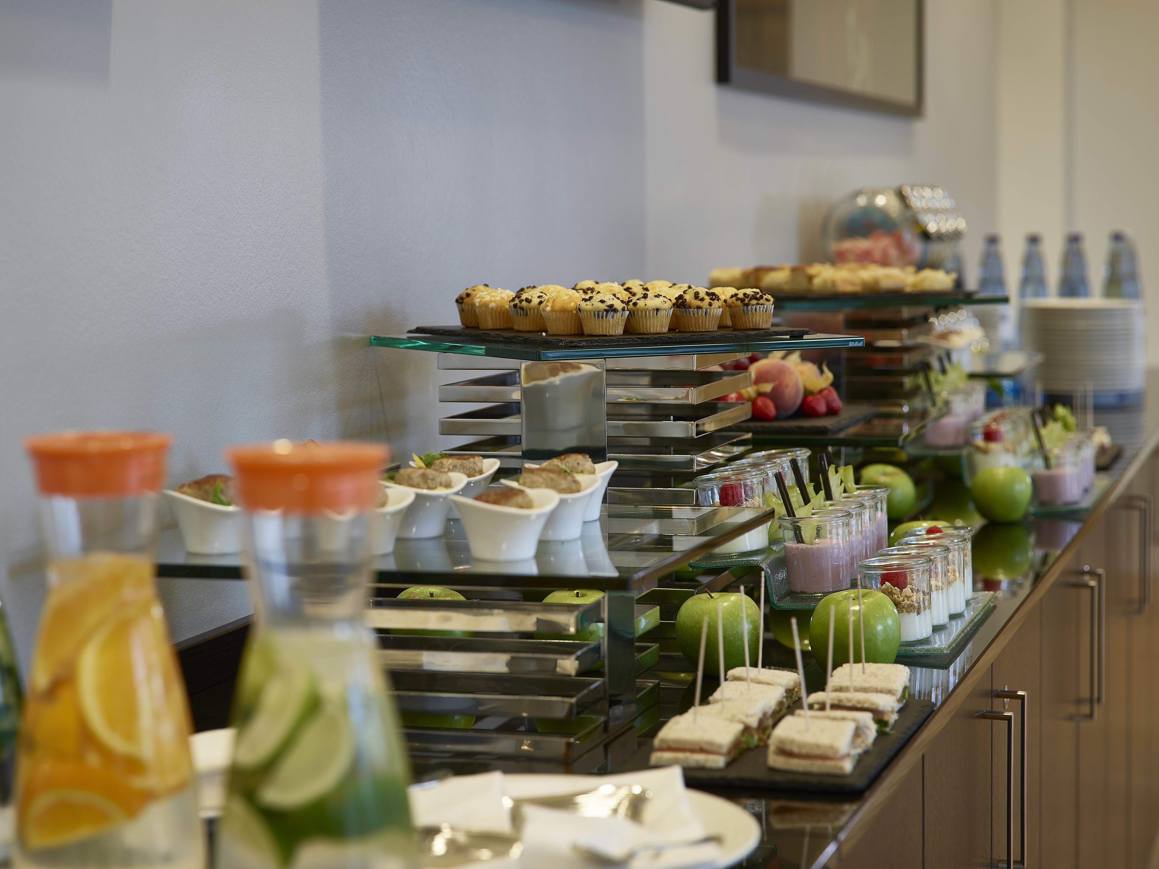 Un buffet proposant une variété de plats et de boissons.