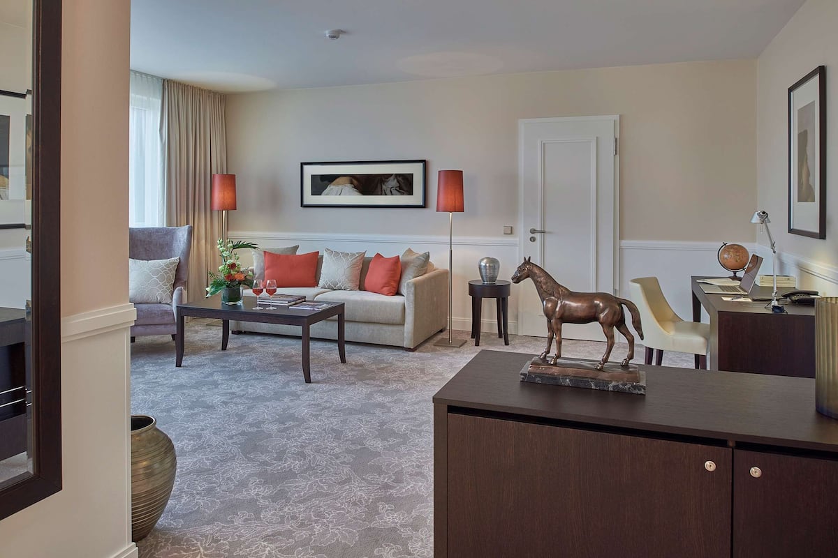 Deluxe Suite | 1 bedroom, hypo-allergenic bedding, down comforters, in-room safe