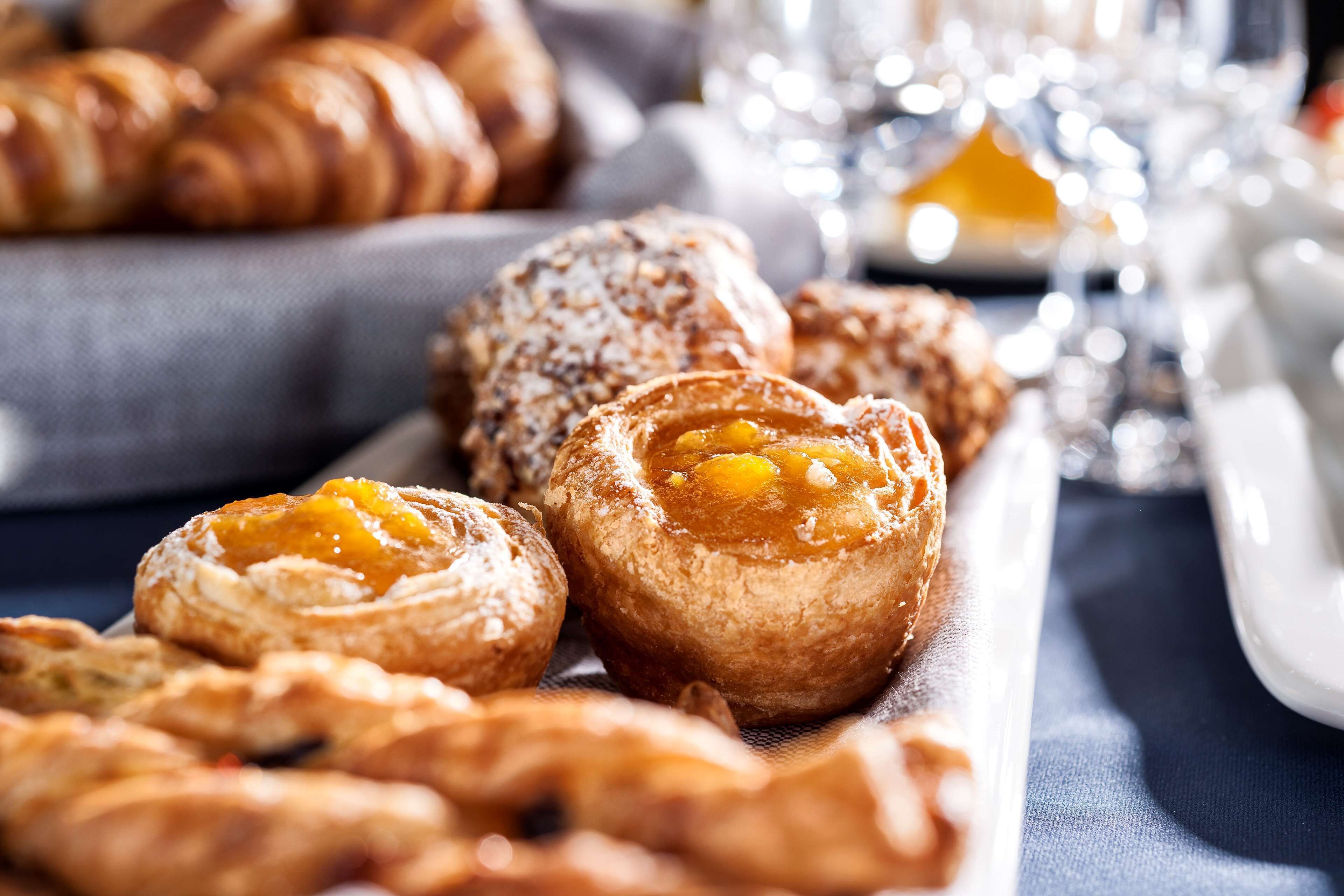 Eine Auswahl an Gebäck, darunter Croissants und gefüllte Teilchen.