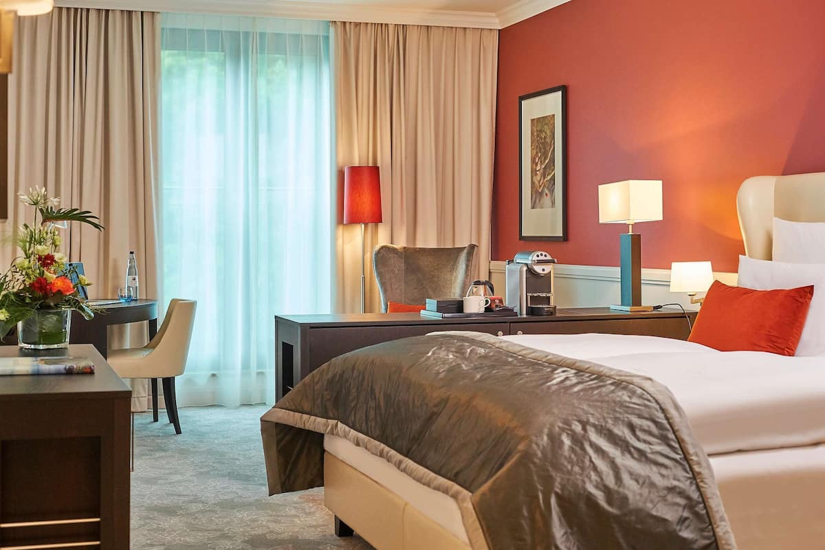 1 bedroom, hypo-allergenic bedding, down comforters, in-room safe