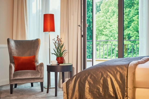 Hypo-allergenic bedding, down duvets, in-room safe, desk