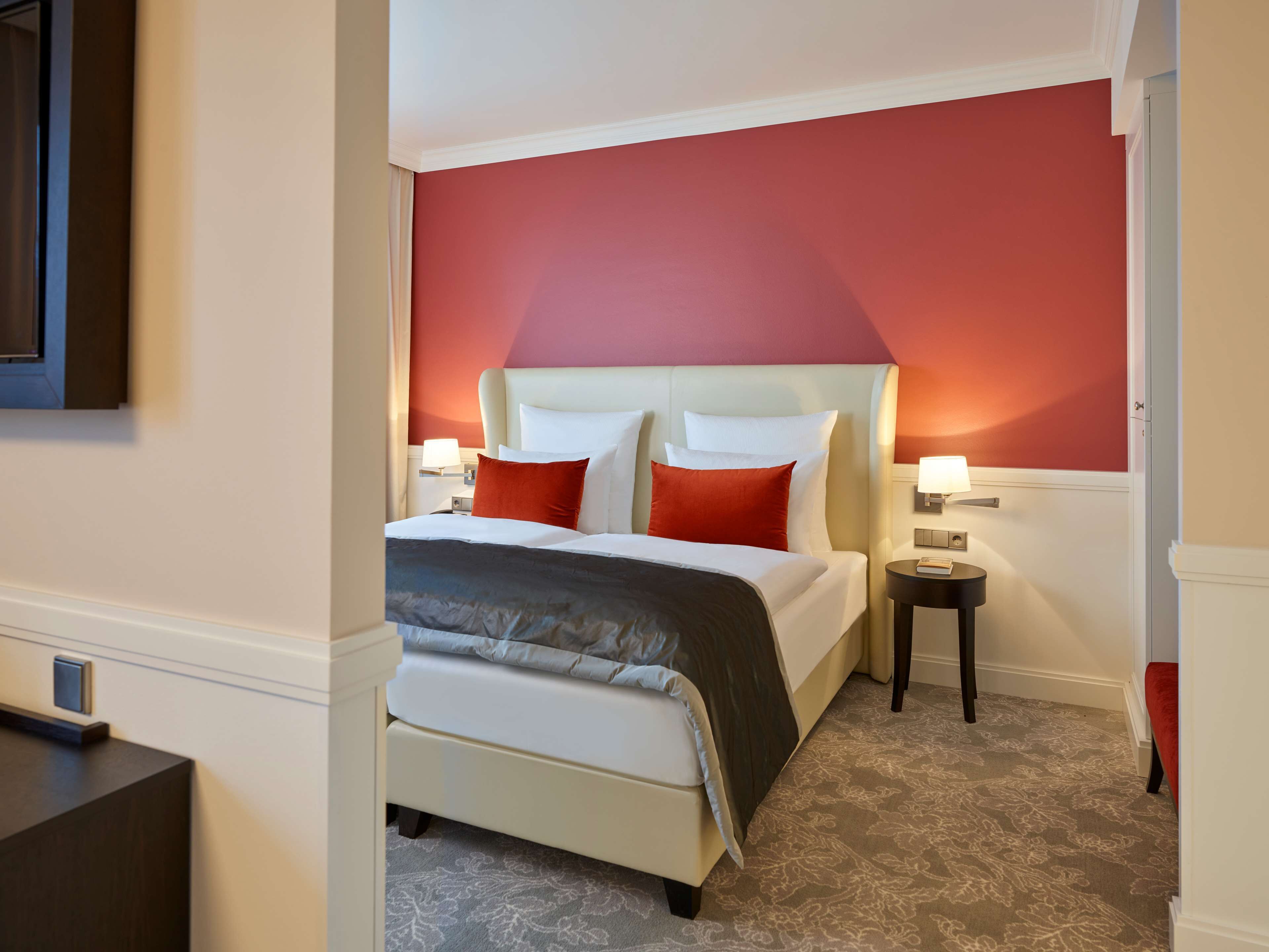 comfort suite | hypo-allergenic bedding, down duvets, in-room safe, desk