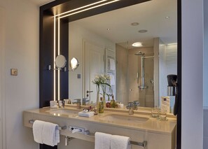 Deluxe Suite | Bathroom | Free toiletries, hair dryer, towels, soap - Dorint Hotel Frankfurt/Oberursel (Oberursel)