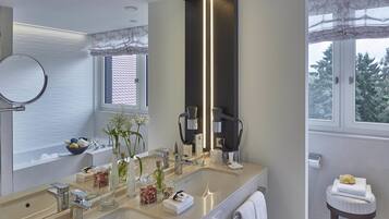 Deluxe-Suite | Badezimmer | Kostenlose Toilettenartikel, Haartrockner, Handtücher, Seife