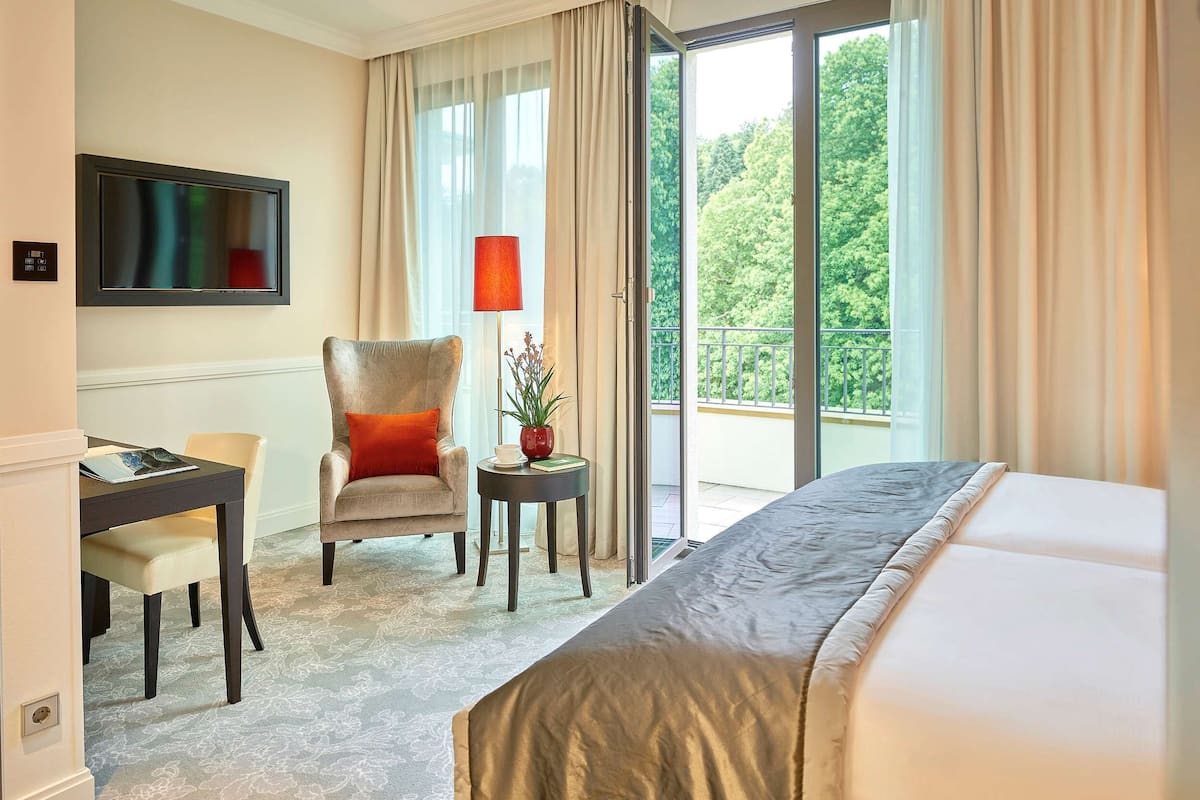 comfort room | hypo-allergenic bedding, down duvets, in-room safe, desk