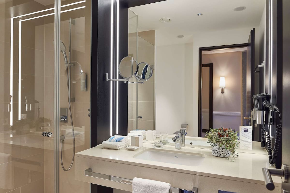 comfort suite | bathroom | free toiletries, hair dryer, towels, soap