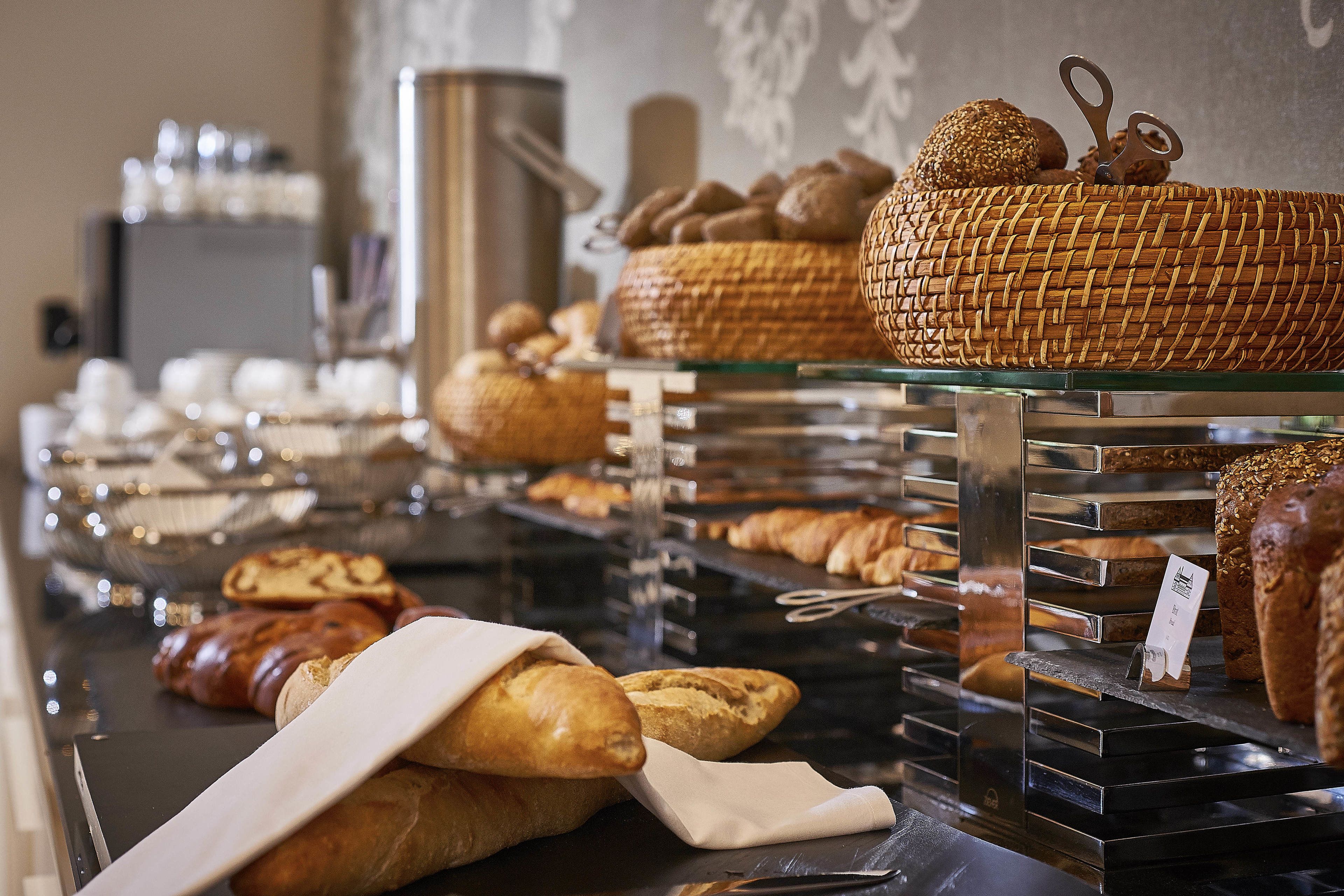Une vitrine de boulangerie présentant une variété de pains et de pâtisseries.