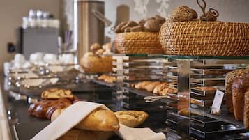 Une vitrine de boulangerie présentant une variété de pains et de pâtisseries.