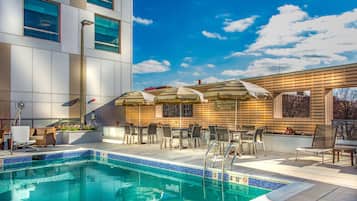 Piscine extérieure, parasols de plage, chaises longues