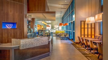 2 restaurantes; se sirve cocina americana