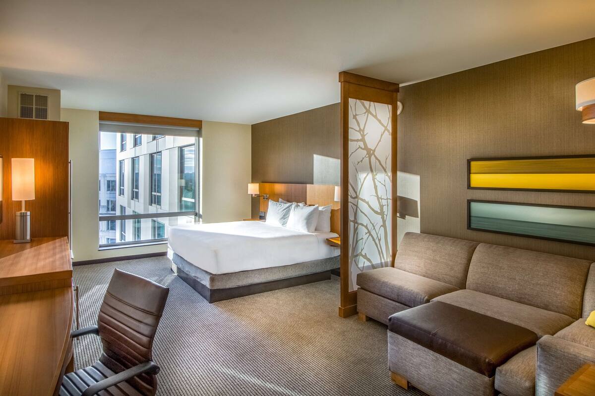 in-room safe, desk, laptop workspace, blackout curtains