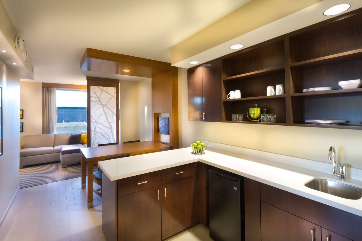 in-room safe, desk, laptop workspace, blackout curtains