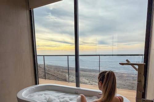 Deep-soaking bathtub