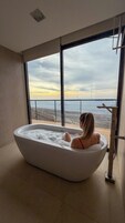 Deep-soaking bathtub