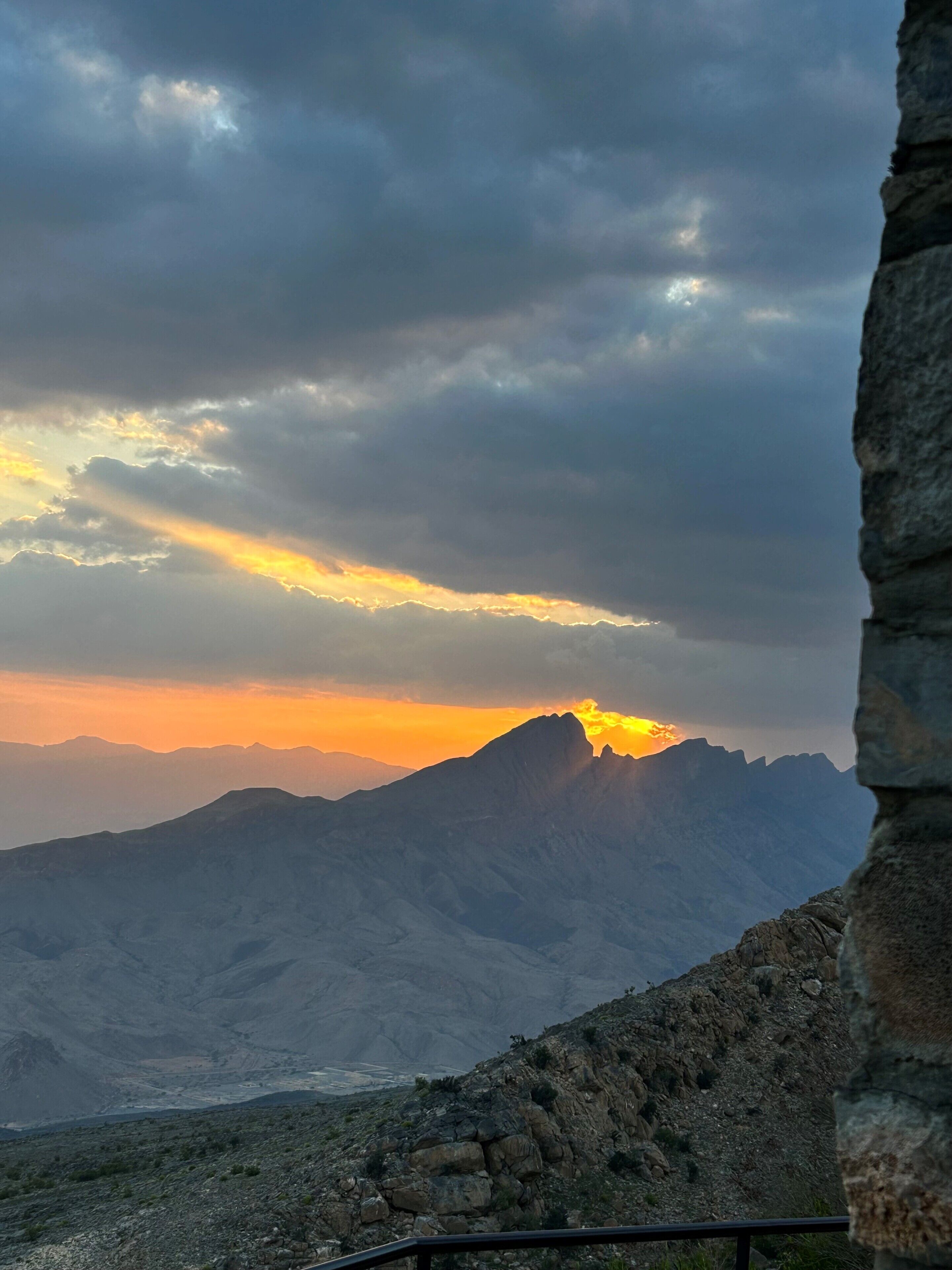 Un paisaje montañoso con atardecer.