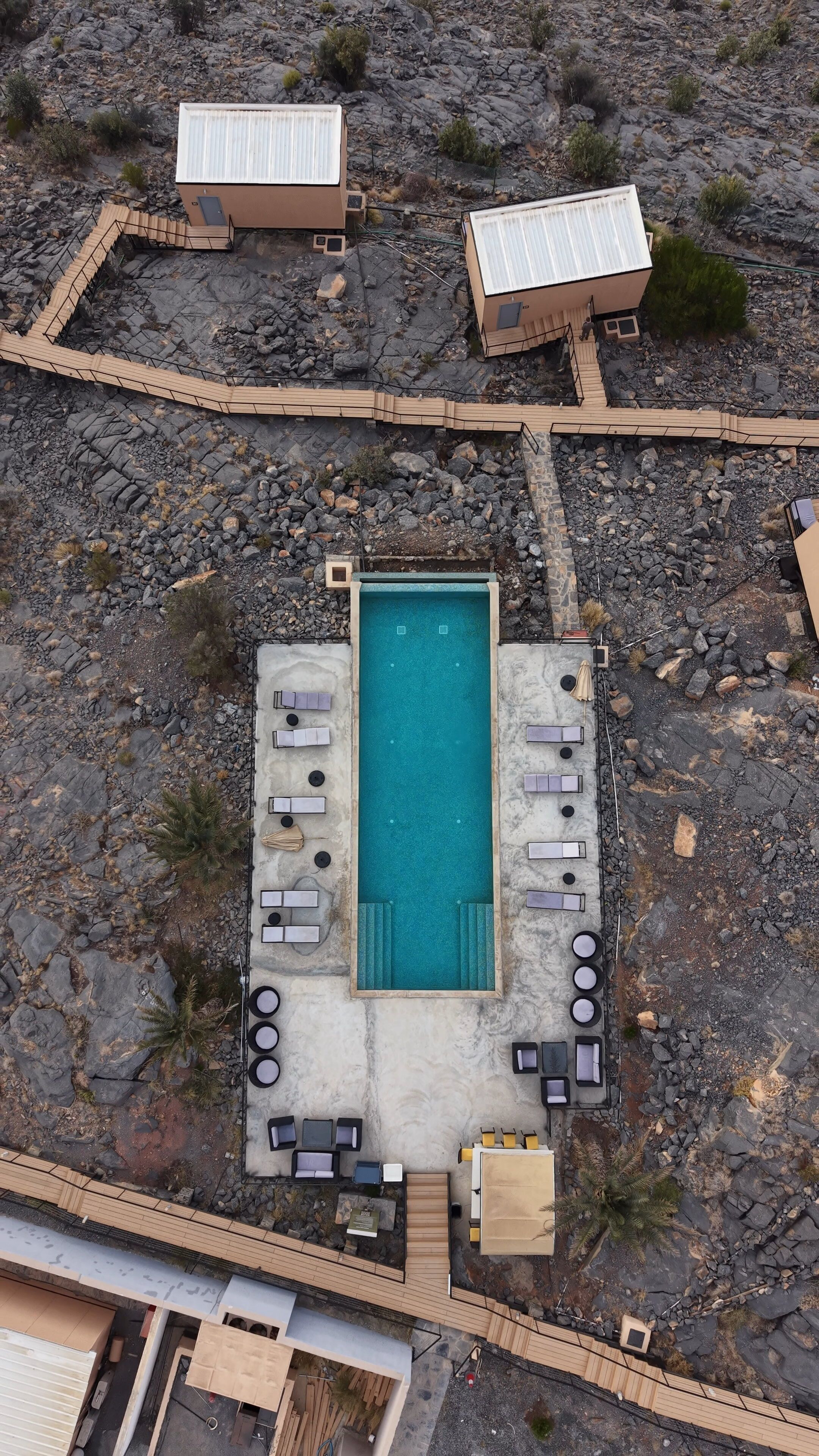 Piscine extérieure, chaises longues