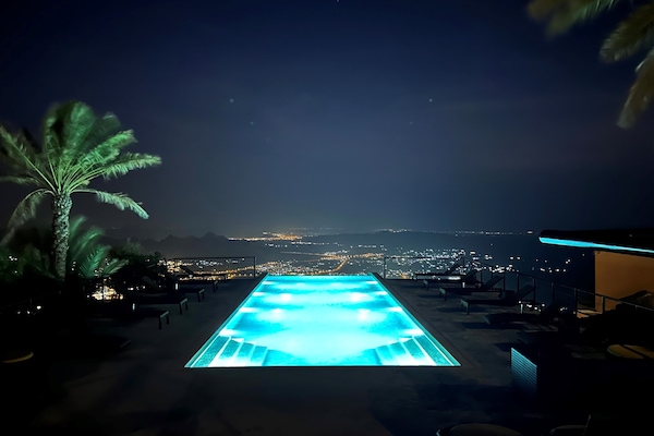 Piscine extérieure, chaises longues