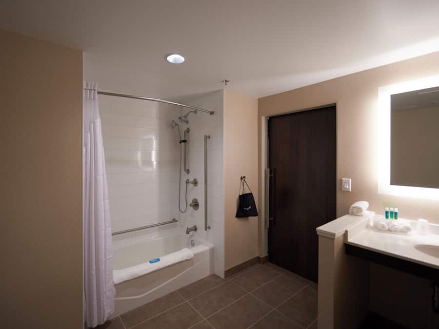 Un baño con bañera, ducha y lavamanos.