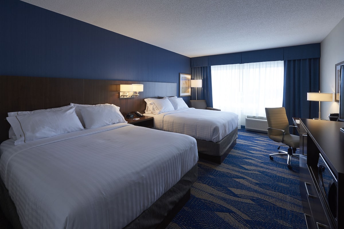 standard room, 2 queen beds | in-room safe, desk, blackout curtains, soundproofing