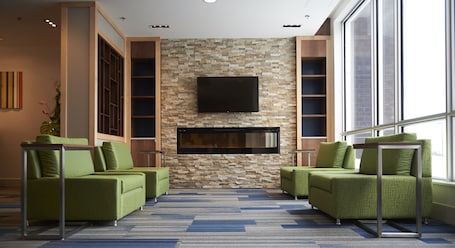 Sala de estar en el lobby. Holiday Inn Express & Suites St John's Airport by IHG