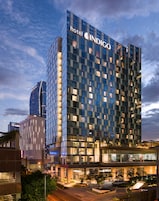 Un moderno edificio de hotel con un llamativo letrero que dice 'hotel INDIGO'.