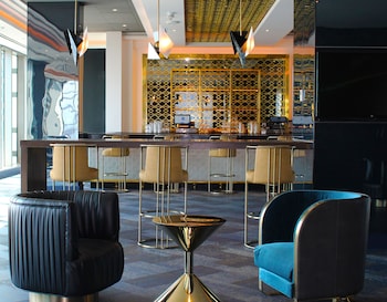 2 bars/lounges, rooftop bar at Hotel Indigo Los Angeles Downtown by IHG