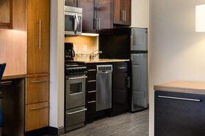 Refrigerador, microondas, placa de cocina, lavavajillas