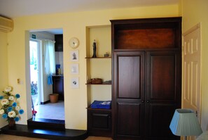 1 kamar tidur, seprai premium, brankas, dan meja kerja