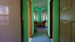 家庭独立别墅, 2 间卧室, 泳池景观 | 起居区 | 42-英寸纯平电视 （配备�卫星频道）、电视