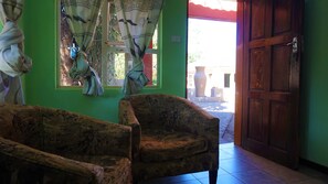 家庭獨棟房屋, 2 間臥室, 泳池景觀 | 起居區 | 42-吋平面電視、衛星頻道、電視