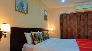 华丽双人房或双床房, 1 张双人床或 2 张单人床 | 客房内保险箱、特色装修、特色家居、办公桌