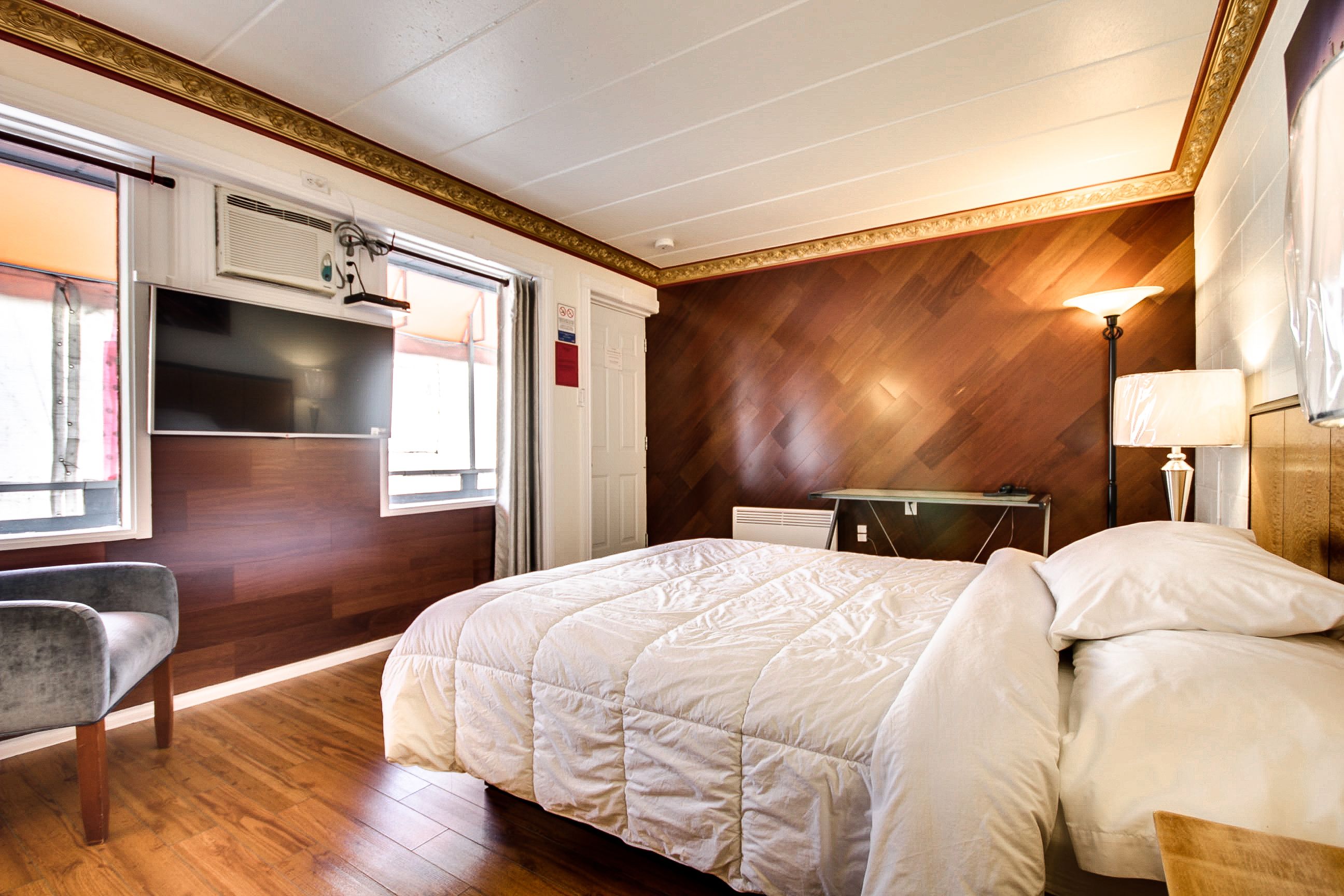 Desk, soundproofing, iron/ironing board, free WiFi