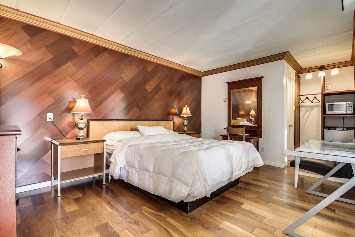 Habitación estándar, 1 cama Queen size, para no fumadores | Escritorio, insonorización, tabla de planchar con plancha y wifi gratis