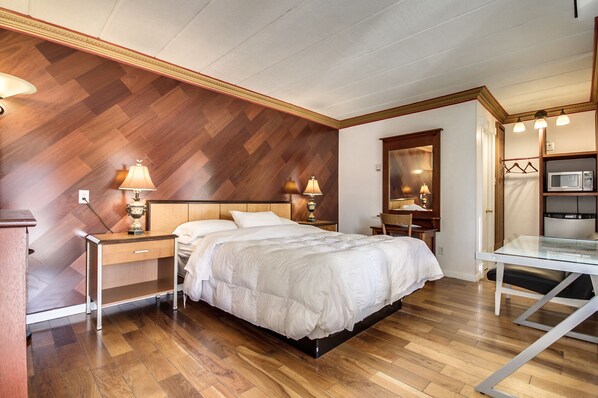 Standard Room, 1 Queen Bed, Non Smoking | Desk, soundproofing, iron/ironing board, free WiFi - Motel Bellefeuille (Trois-Rivieres)