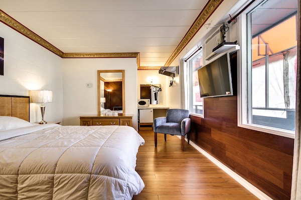 Standard Room, 1 Queen Bed, Non Smoking | Desk, soundproofing, iron/ironing board (on request), WiFi (free)