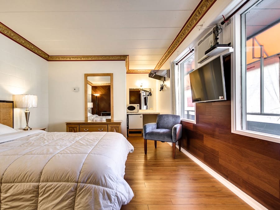 Quarto standard, 1 cama Queen, para não fumantes | Escrivaninha, quartos à prova de som, ferros/tábuas de passar roupa