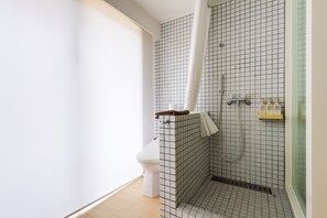 Dusche, kostenlose Toilettenartikel, Haartrockner, Hausschuhe