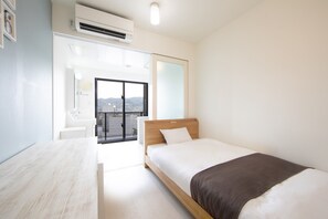 Escritorio, sistema de insonorización, wifi gratis y ropa de cama 