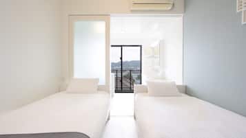 Desk, soundproofing, free WiFi, bed sheets