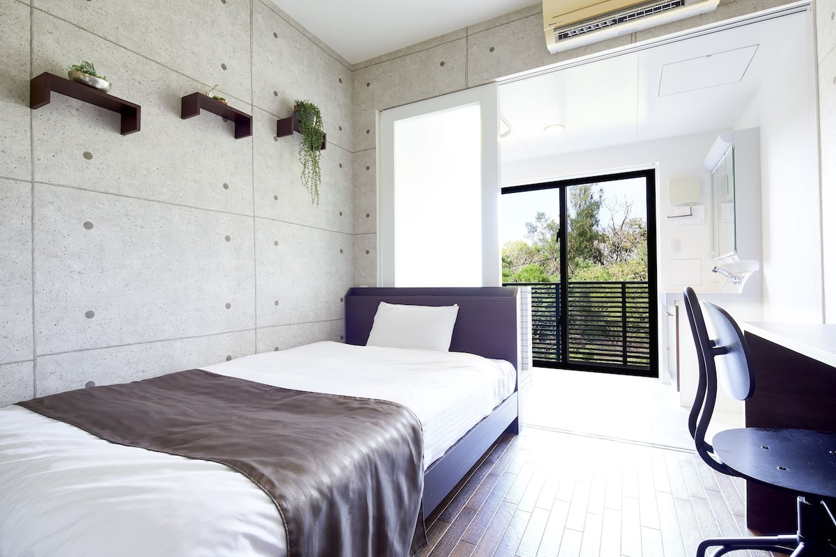 single room (check-in 3pm-6pm only) | desk, soundproofing, free wifi, bed sheets