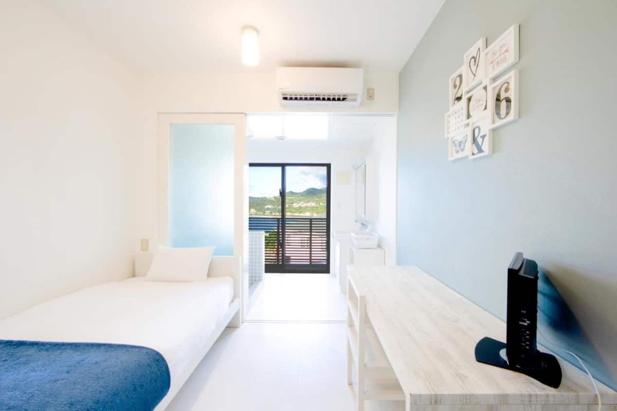 Habitación individual, vistas al mar (Check-in 3pm-6pm only) | Escritorio, sistema de insonorización, wifi gratis y ropa de cama